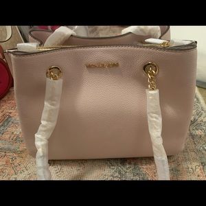 NWT 𝐌𝐈𝐂𝐇𝐀𝐄𝐋 𝐊𝐎𝐑𝐒 ⓜⓚ: Medium Pebbled Leather Satchel; $448 tag still attached